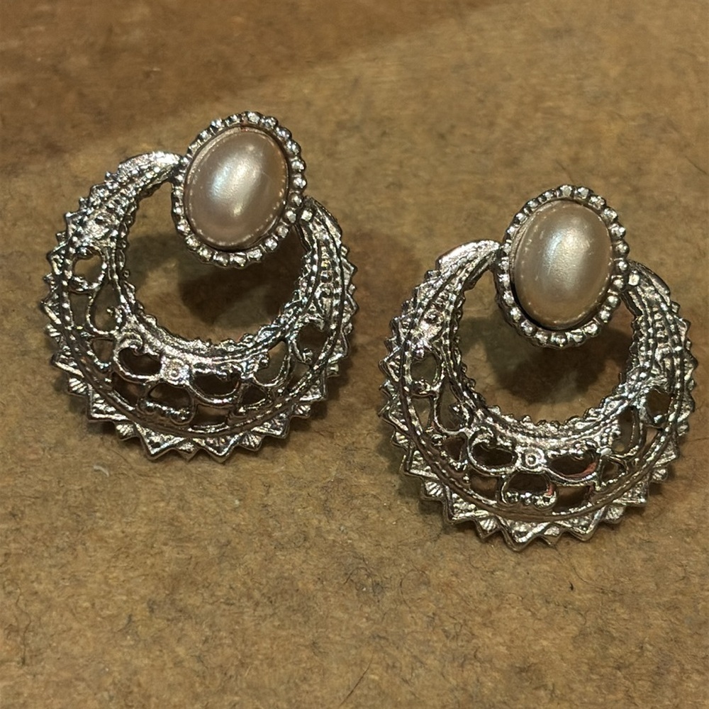 Vintage Pearl Wreath Earrings Silvertone Setting - Picture 6 of 7